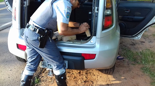 Droga estava no porta-malas do veÃculo com placas de Belo Horizonte. Tráfico foi descoberto na SP-294, altura de Parapuã, durante ações de fiscalização do policiamento rodoviário (Foto: Cedida/PM Rodoviária).