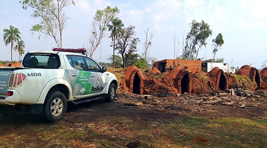 PM Ambiental autua homem em carvoaria clandestina, que funcionava sem autorização. Carvão e lenha foram apreendidos (Fotos: Cedidas/PM Ambiental).