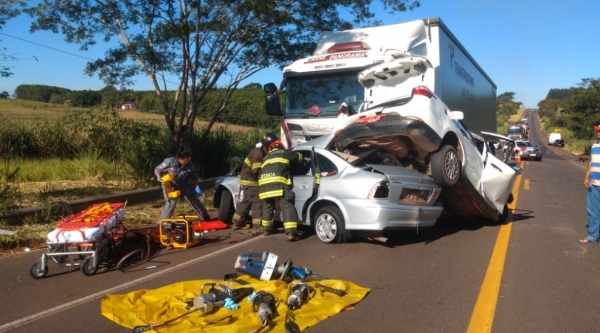 Imagens do acidente impressionam. Colisão frontal envolveu dois veículos e um caminhão (Fotos: Cristiano Nascimento/Portal Metrópole FM).