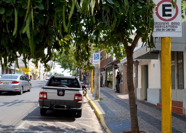 Multa para quem estaciona irregularmente em vagas para idosos e deficientes aumenta 140% (Foto: Acácio Rocha).