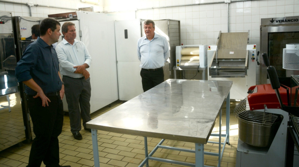As instala??es da oficina de panifica??o s?o apresentadas pelo coordenador Roberto Medina e o diretor da unidade, Thiago Junqueira, ao secret?rio Marcello Streifinger (Croeste/SAP).