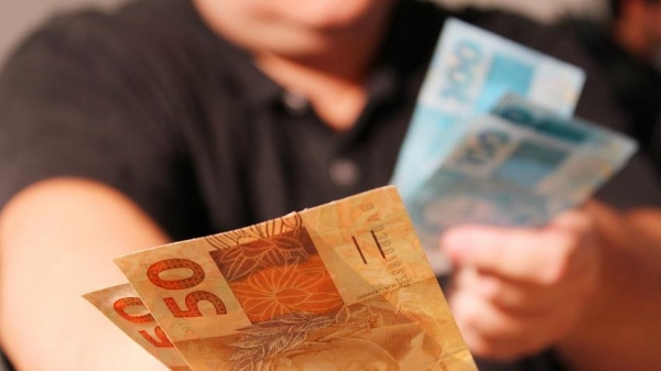 Novo valor do salário mínimo começa a vigorar em 1 de janeiro (Foto: Marcos Santos/USP Imagens).