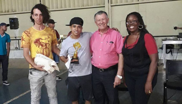 Fernandinho recebeu o troféu de campeão entregue por autoridades de Santo Anastácio, entre elas o prefeito Roberto Volpe, o vereador Renato Coelho Marques e a Assessora de Cultura, Ester Alves (Foto: Cedida).