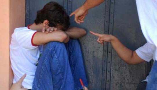 Criança que é deficiente auditiva foi colocada para comer, durante o intervalo, no chão (Imagem: Ilustração).