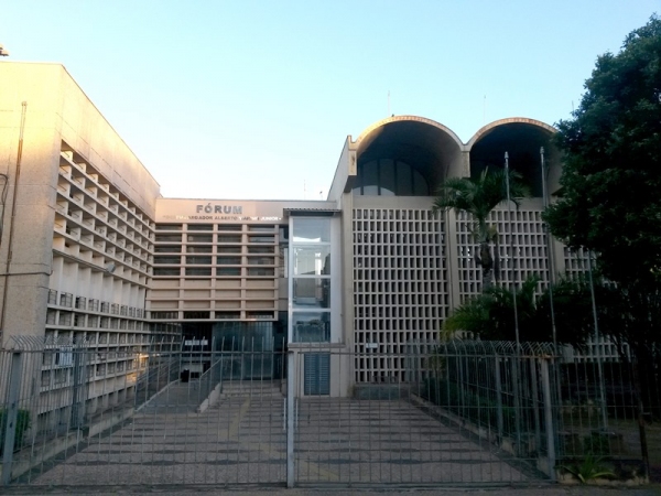 Forçados a realizar operação proibida pela Justiça, funcionários buscam orientações na Promotoria (Foto: Arquivo).