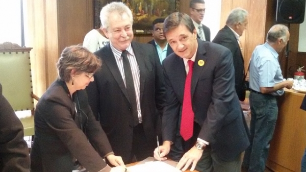 Prefeito Ivo Santos na adesão ao Via Rápida Empresa, durante cerimônia no Palácio dos Bandeirantes (Foto: Assessoria de Imprensa)