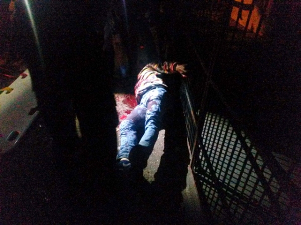 Uma das vítimas, atingida com cinco facadas, antes de ser socorrida pelo Corpo de Bombeiros (Foto: Acácio Rocha)