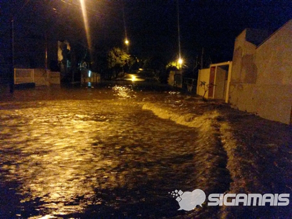 Inundações na Alameda dos Expedicionários (trecho entre Avenida Santo Antônio e Rua Euclides da Cunha) (Foto: Acácio Rocha).