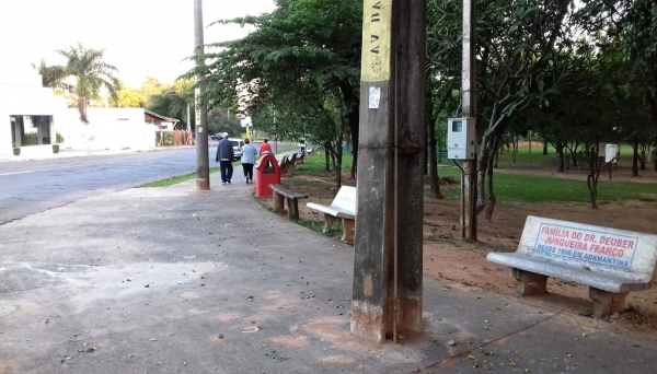 Reposicionamento de poste visa garantir traçado da ciclovia e calçada será ampliada para assegurar livre circulação de pedestres (Foto: Acácio Rocha).