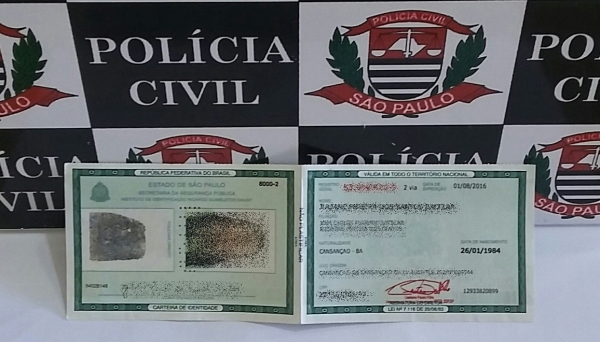 Cabeleireira suspeita de tentar entrar com drogas em presidio, acaba presa por uso de RG falso (Foto: Deinter 8 / Polícia Civil).