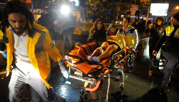 Feridos são socorridos após ataque terrorista em Istambul, na Turquia.
