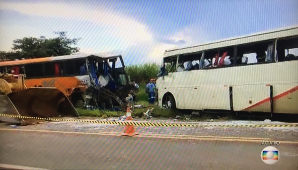 Os dois ônibus de colidiram de frente no começo da madrugada desta quinta-feira, na região do Pontal do Paranapanema  (Imagem: Reprodução/TV Globo).