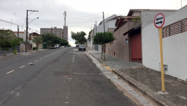 Trecho da Rua Euclides da Cunha, entre Avenida Capitão José Antônio de Oliveira e Alameda Santa Cruz, voltou a ter mão dupla (Foto: Siga Mais).