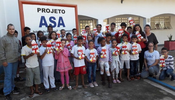 Cerca de 140 crianças e adolescentes estão inscritos no Projeto Asa em Adamantina (Foto: Cedida).