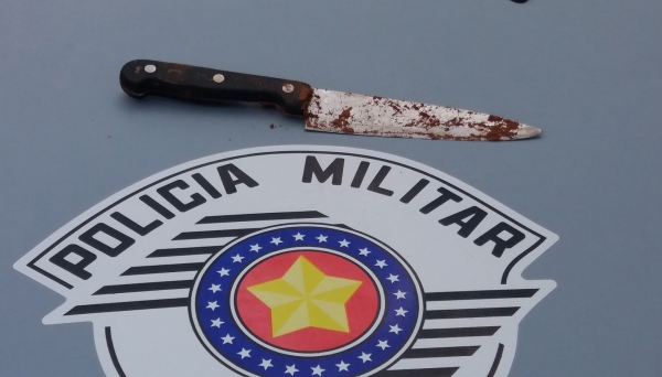 Faca usada no crime foi localizada e apreendida pela Polícia (Foto: Reprodução/Panorama Notícia).