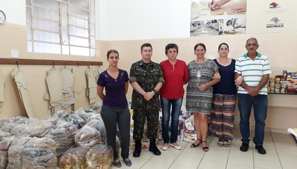 Parte dos alimentos arrecadados, com os organizadores da Campanha, realizada neste mês de novembro, em Adamantina (Foto: Da Assessoria).