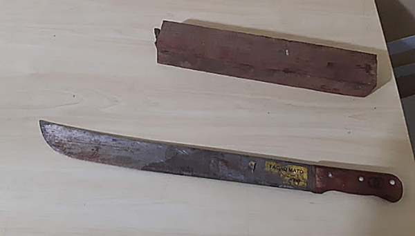 Pedaço de pau e facão utilizados na briga que acabou em morte (Foto: Panorama Notícia).