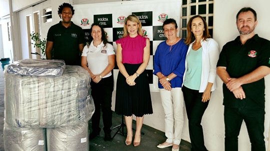 Polícia Civil arrecadou e doou cobertores, na Campanha do Agasalho (Foto: Cedida/Polícia Civil).