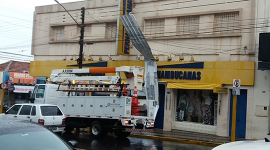 Telha metálica lançada sobre a rede elétrica na Avenida Rio Branco, na tarde desta segunda-feira (21) em Adamantina (Foto: Erivaldo Lopes/Site Clikar).