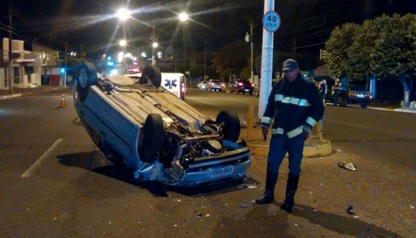 Carro bate em canteiro central e capota em Avenida de Junqueirópolis (Foto: Cedida/ Base de Socorristas de Junqueirópolis).