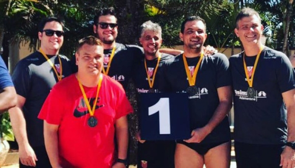 Equipe do Biribol de Adamantina com diretor da Secretaria Municipal de Esportes, Luciano Netto (Foto: Cedida).