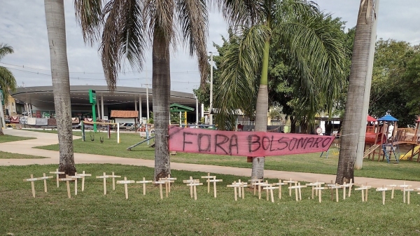 Cruzes instaladas no Parque dos Pioneiros protestaram contra as mortes pela Covid-19 (Reprodução).