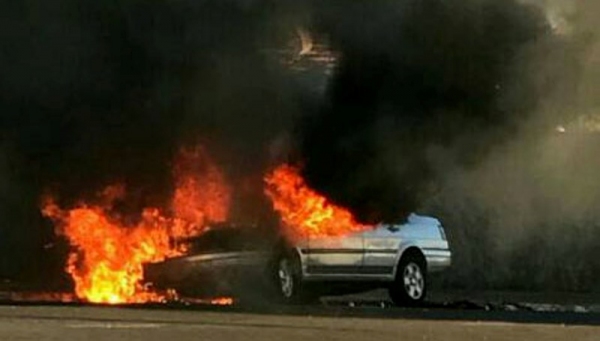 Carro pega fogo e fica destruído com o incêndio, em Junqueirópolis (Foto: Base de Socorristas de Junqueirópolis).