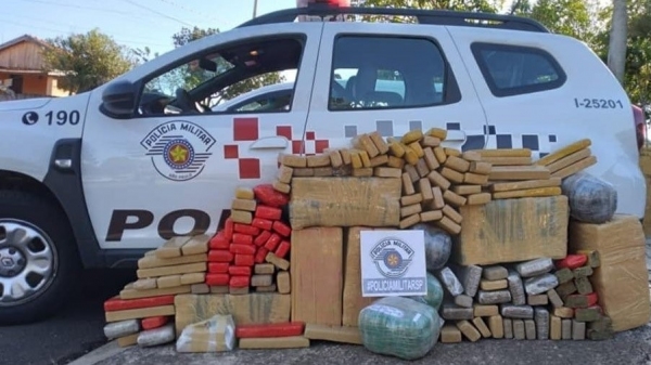 Droga apreendida pela PolÃcia Militar na SP-294, trecho entre Pacaembu e Flórida Paulista. Entorpecente era levado em veÃculo furtado em Belo Horizonte/MG (Divulgação/PM).