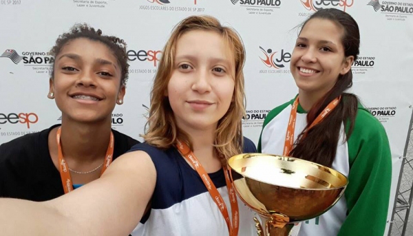 Júlia Barbosa no centro do pódio, nos Jogos Escolares do Estado de São Paulo, realizados em Praia Grande, no litoral paulista (Foto: Cedida).