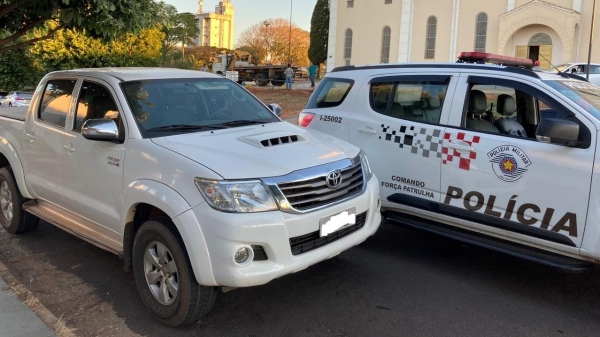 Camionete Toyota Hilux roubada e recuperada pela PolÃcia Militar (Divulgação/PM).