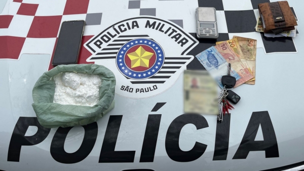 Droga e outros materiais apreendidos (Cedida/PM).