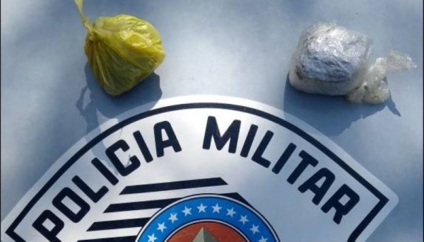 Duas porções de maconha, pesando quase 50 gramas, teriam sido dispensadas pelo menor e depois localizas pela PM, ao abordá-lo (Foto: Cedida/PM).
