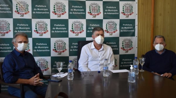 Prefeito Márcio Cardim com o deputado estadual Mauro Bragato e o deputado federal Vanderlei Macris durante visita a Adamantina (Da Assessoria).