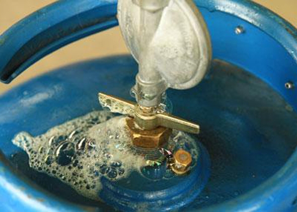 O uso de espuma de sabão é recurso eficiente para identificar se há vazamento na conexão da válvula ao botijão de gás (Imagem: Ilustração).