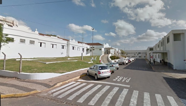 Investimentos serão empregados na reforma do centro cirúrgico, ampliação dos leitos da UTI, reforma da sala de isolamento masculina, instalação de lavatórios em corredores do hospital, criação de sala para pequenos procedimentos e criação de sala de aula para os alunos (Foto: Google Street View).