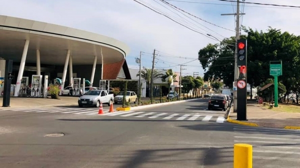 Temporização dos semáforos é diferentes para horários de pico e de menor fluxo em cruzamento no Parque dos Pioneiros (Foto: Da Assessoria).