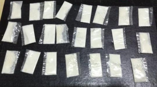 Na operação, Polícia Militar prende traficante de drogas com 23 papelotes de cocaína (Foto: Cedida/PM).