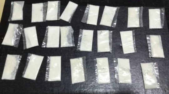 Na operação, PolÃcia Militar prende traficante de drogas com 23 papelotes de cocaÃna (Foto: Cedida/PM).