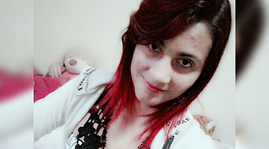 Mara Jaqueline Flor Dos Santos, de 29 anos, foi encontrada morta na noite desta terça-feira (10) com corte no pescoço. Agressor está foragido (Reprodução/Facebook).