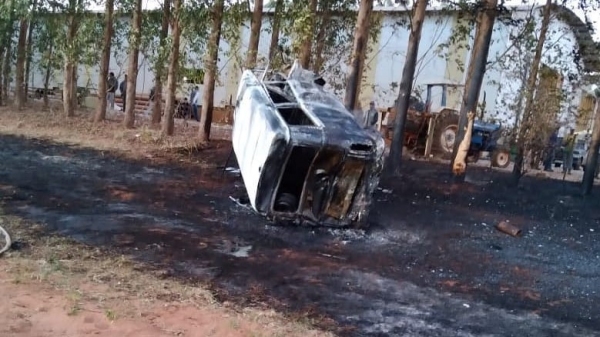 Perua Kombi ficou destruída após o acidente. Duas pessoas morreram carbonizadas e outras cinco se feriram (Reprodução/Chamada Geral/Geraldo Gomes).