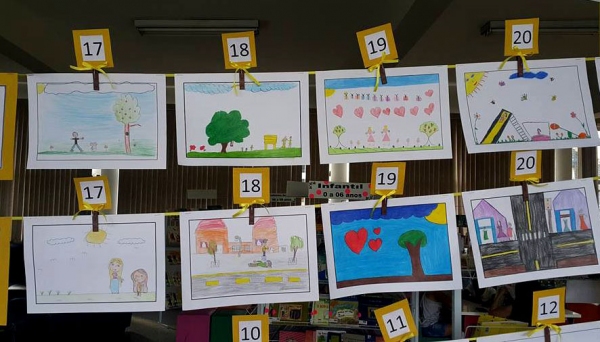 Frases e desenhos ficaram expostos na Biblioteca Municipal, para votação (Foto: Reprodução/Teruyo Kikuta).