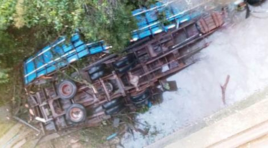 Caminhão ficou parcialmente submerso no rio, após cair de ponte, na SP-425 (Reprodução/OCNET).