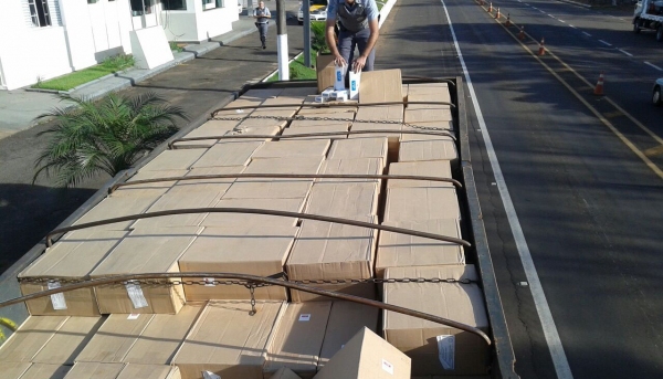 Carga de cigarros era transportada em carga de caminhão, e apreensão se deu durante fiscalização pela Polícia Rodoviária, na Base de Adamantina (Foto: Cedida/Polícia Rodoviária).