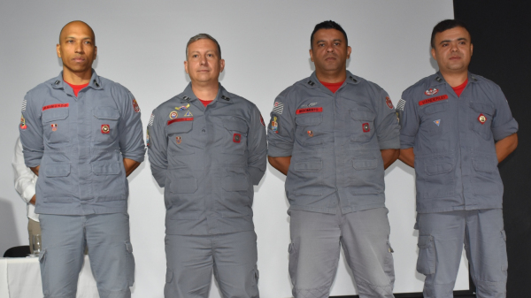 Soldado Raimundo, cabo Costabile, soldado Nascimento e sargento Vanderlei, bombeiros homenageados (Cedida/PMA).