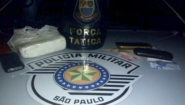 Cocaína era levada em moto. Passageiro e condutor foram presos em flagrante por tráfico de drogas (Foto: Cedida/PM).