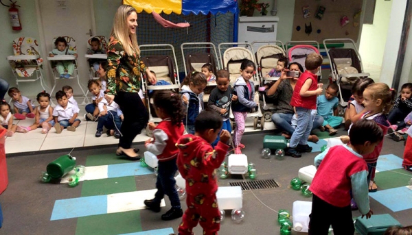 Projeto realizado peal EMEI Monteiro Lobato permitiu a utilização de materiais recicláveis para a produção de brinquedos. Escola também se mobilizou em atividades culturais e de integração com a comunidade (Foto: Cedida).