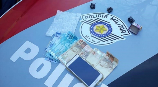 Na operação, além das duas prisões, foram apreendidos droga, dinheiro e um aparelho celular (Foto: Cedida/PM).