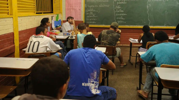 Programa ? uma bolsa-poupan?a para incentivar estudantes de baixa renda a concluir o ensino m?dio (Arquivo/Ag?ncia Brasil).