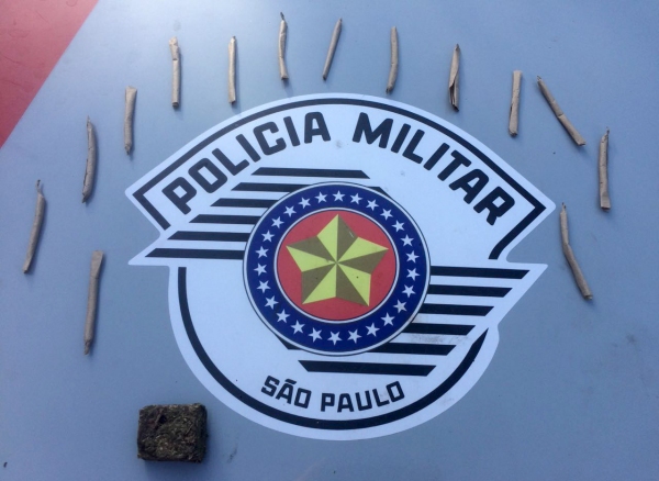 Cigarros de maconha e porções da mesma droga foram apreendidos pela PolÃcia Militar (Foto: Cedida/PM).
