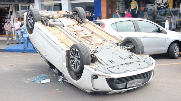 Acidente de trânsito envolveu quatro veículos no centro de Dracena, como capotamento de um dos automóveis (Foto cedida: Carlos Volpi/Portal Alta Paulista Já).